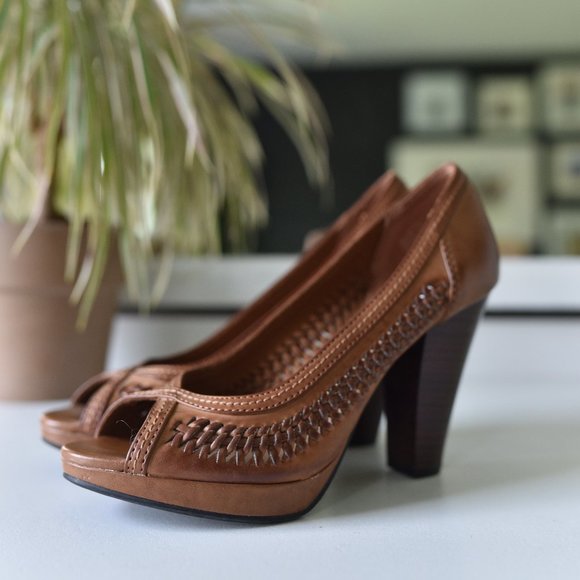 AMERICAN EAGLE Peeptoe Heels - Picture 1 of 4